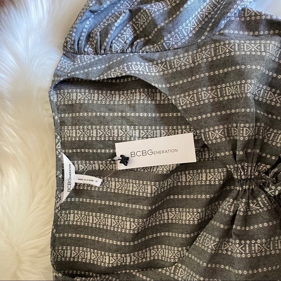 BCBGeneration Gray White Aztec Puff Sleeve Crop Top Size S NWT - Picture 6 of 6